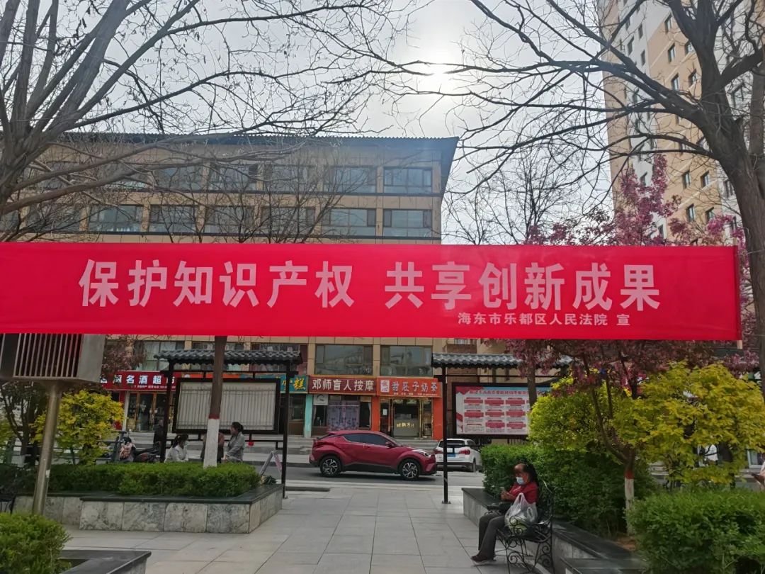 活动现场,法院干警通过张贴横幅,现场咨询,发放宣传手册等形式,结合