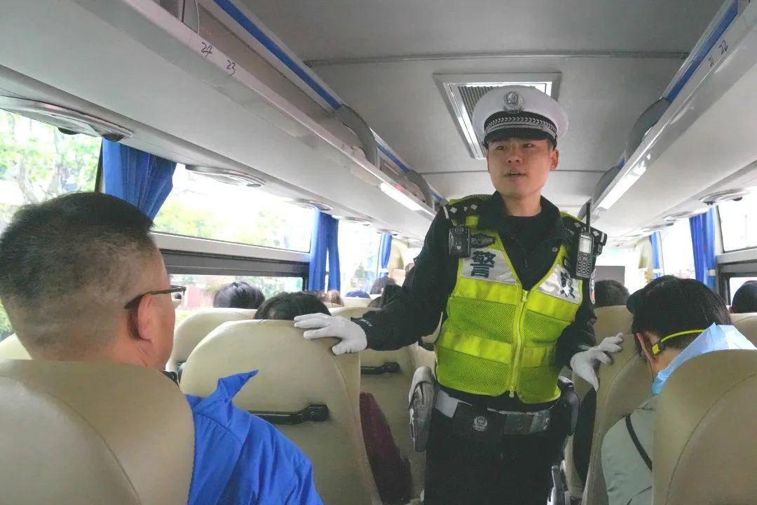 上海市公安局杨浦分局三分钟就能到公园"到站后从人行天桥过街更快"