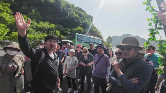 韩国旅游团在青龙峡玩嗨了!