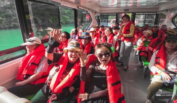 韩国旅游团在青龙峡玩嗨了!