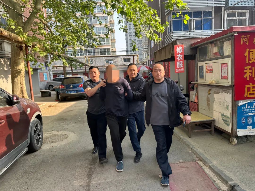 图为抓捕现场图片4月19日民警将两名嫌疑人押解回平阴经审讯宁某