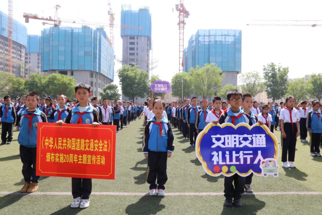 吕梁公安交警开展"4·30交通安全反思日"主题宣传