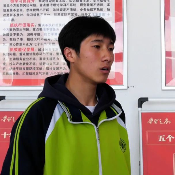 漳县一中高二二班邓亚鹏这次参加奔跑吧少年田径运动会,我特别高兴