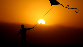 放飞心情，放松颈椎：风筝运动的双重益处