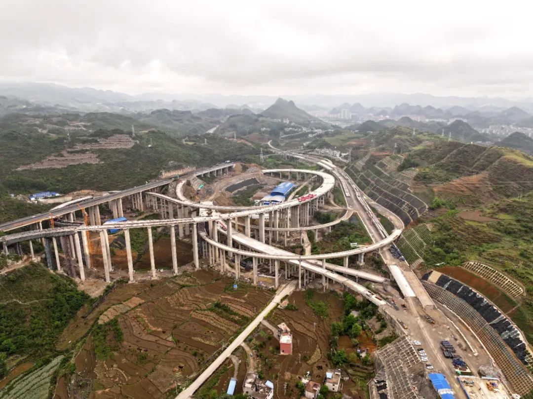 项目建设蹄急步稳——六安高速关岭段建设如火如荼