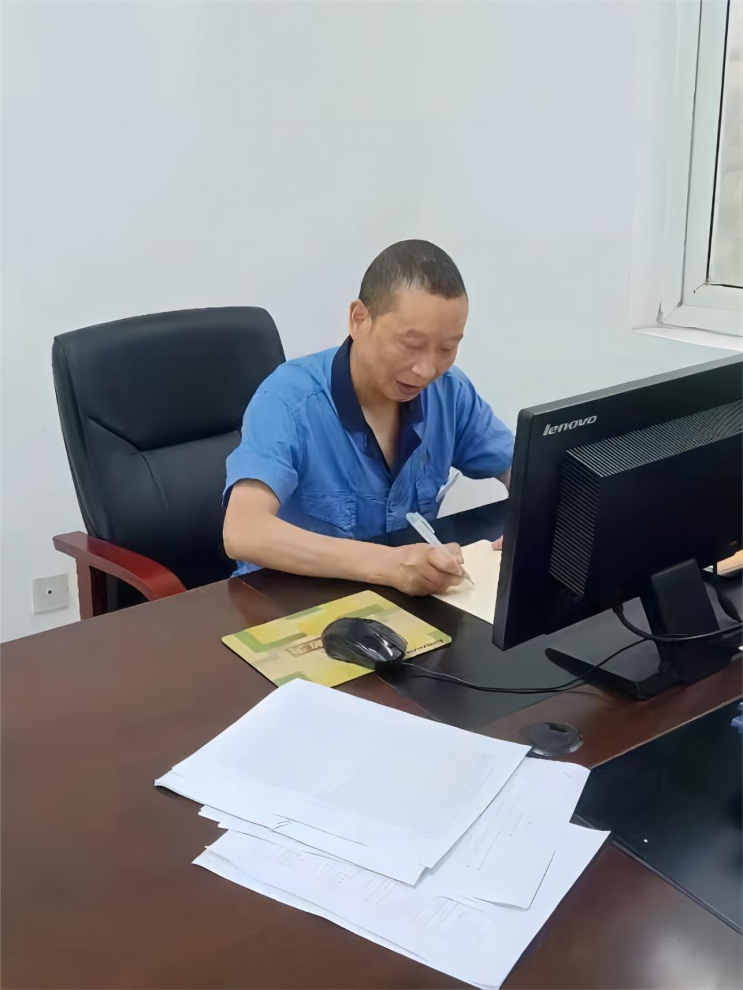坚守初心,在平凡的岗位上绽放微光(坚守平凡岗位,践行初心使命)
