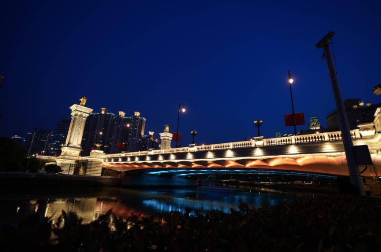 武宁路桥焕新颜,全市首个跨苏州河灯光水幕景观桥亮相