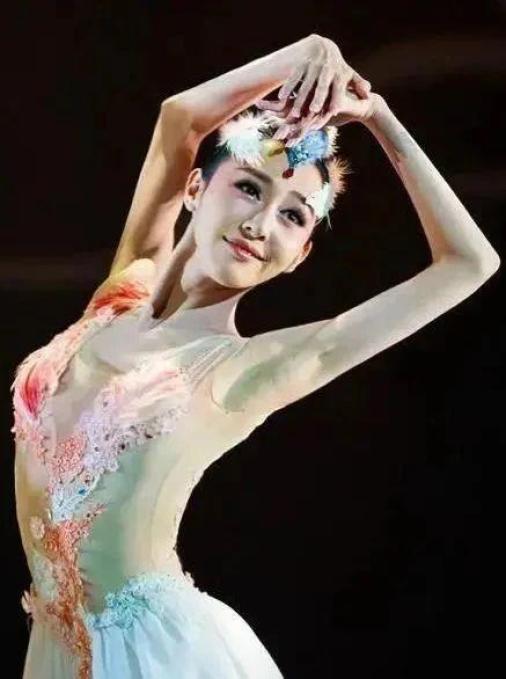 朱洁静:在戏剧的世界里,我还年轻着  76白玉兰戏剧奖74