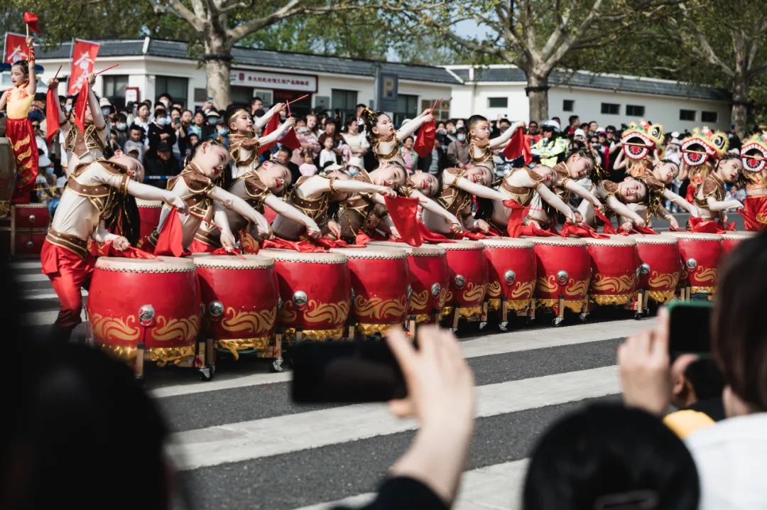 万人空巷!巡游表演现场来咯