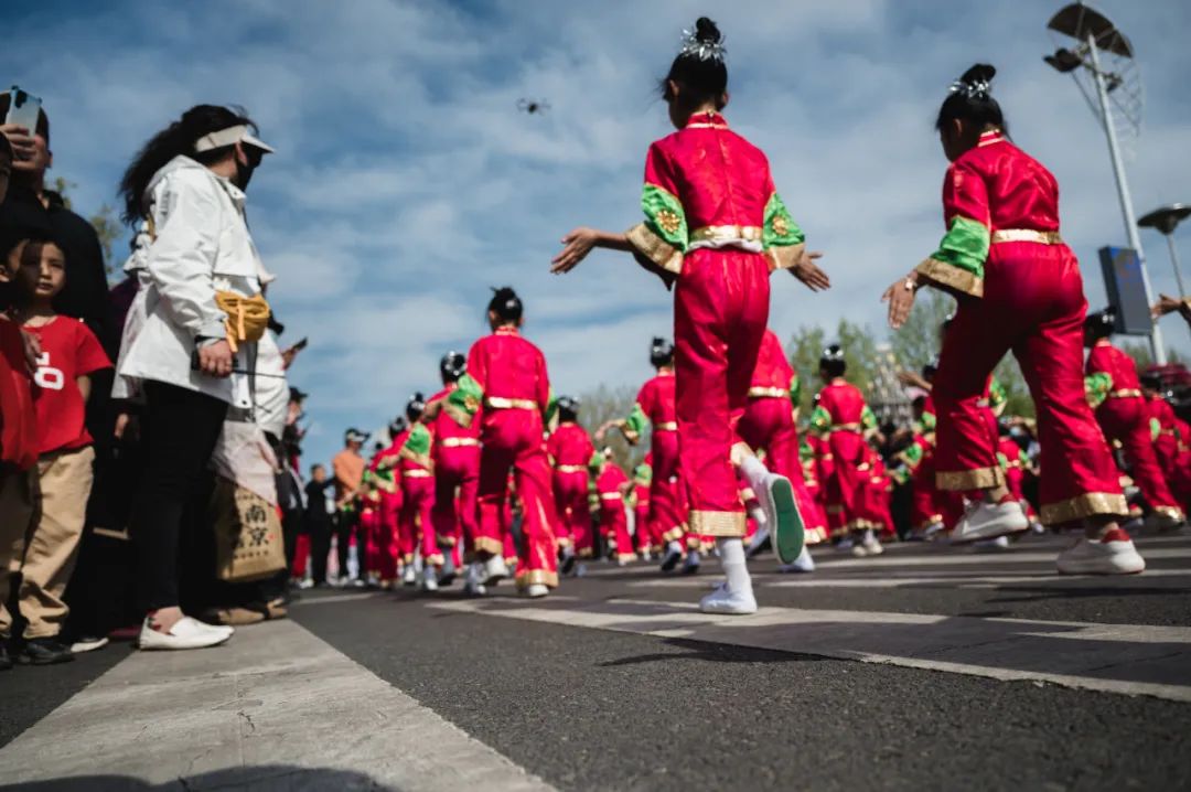 万人空巷!巡游表演现场来咯