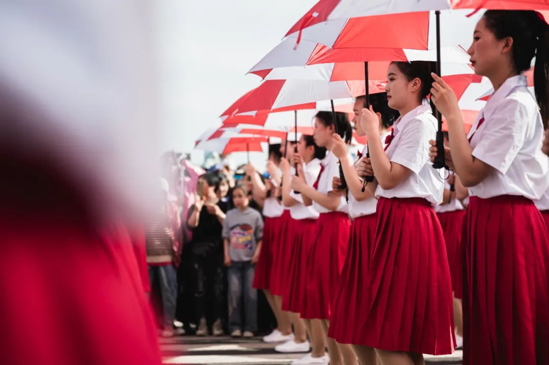 万人空巷!巡游表演现场来咯