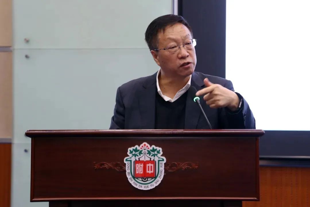 吉林省科协副主席、吉林省院士专家联合会会长刘益春院士为“科学家科普进校园”活动作报告