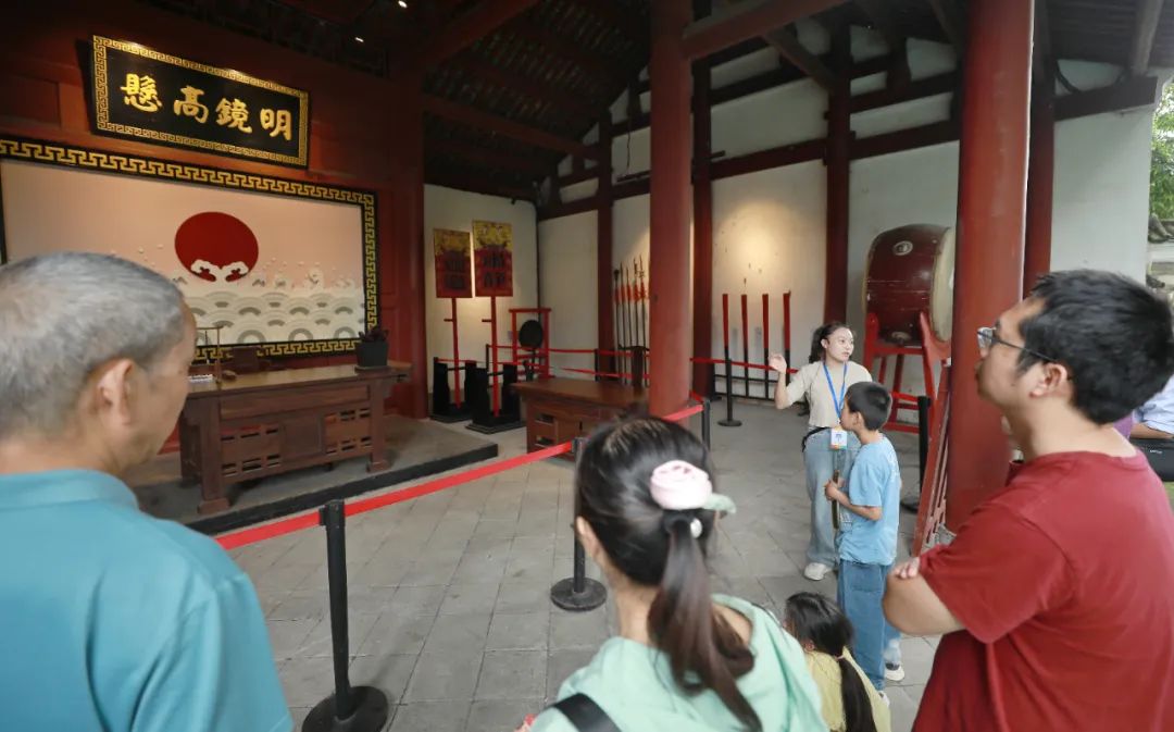 "五一"假期第一天,忻城县莫土司衙署景区迎来客流小高峰,众多游客来到