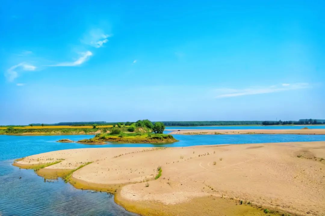 图片来源:百里洲镇百里洲镇的南河沙滩和冯口草甸,水汽氤氲,微风和煦