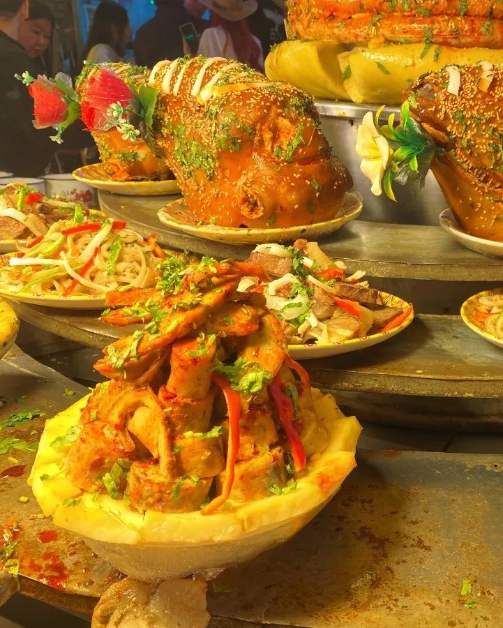 喀什"汗巴扎"夜市太太太好吃了,游客直呼又胖了