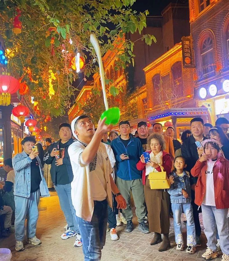 喀什古城汗巴扎夜市店主马木提江·吾布力艾山说:"今天的客人很多