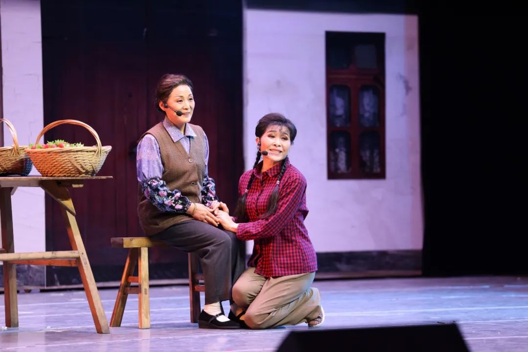 青浦首部原创沪剧大戏《寸草春晖》首演成功!