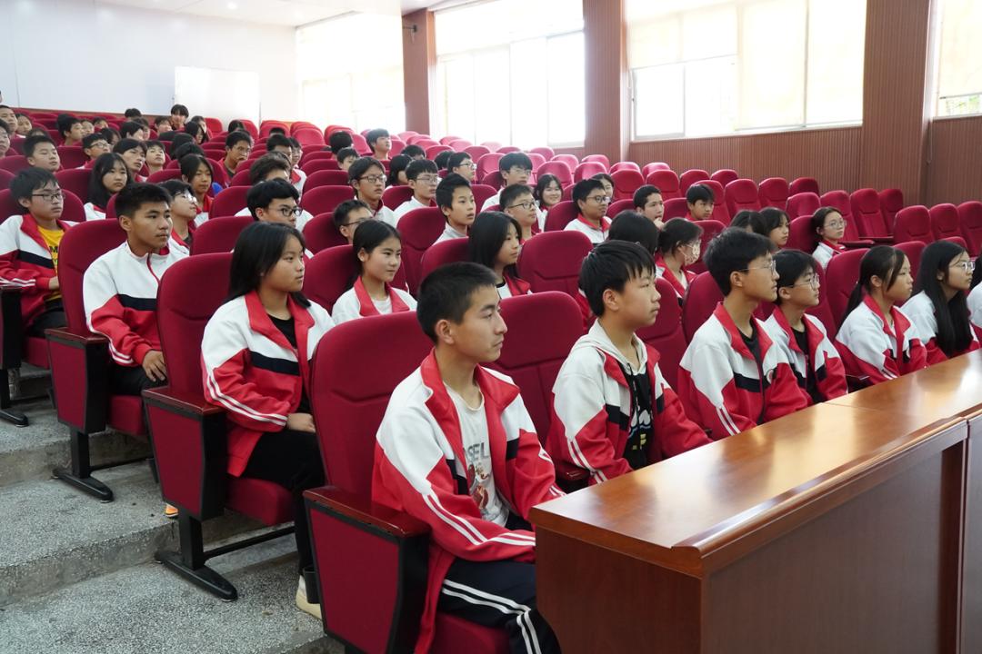 法律意识和爱国主义情怀,4月29日,潼南法院双江法庭走进双江中学,以"