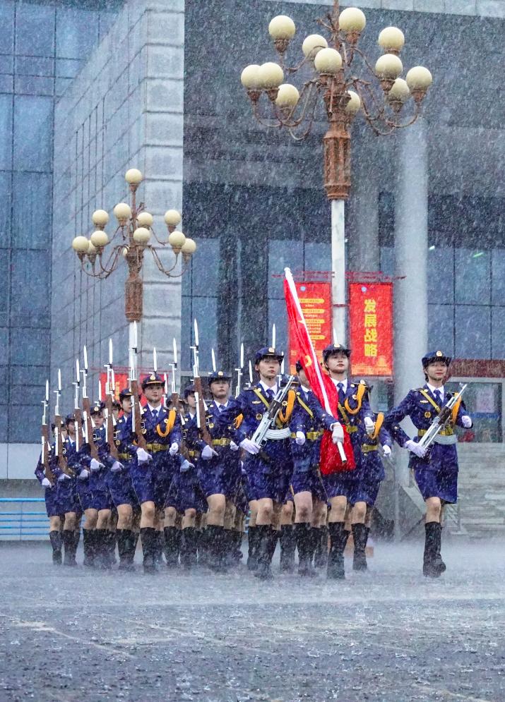 自豪感油然而生…风雨中,这群大学生坚持升国旗!