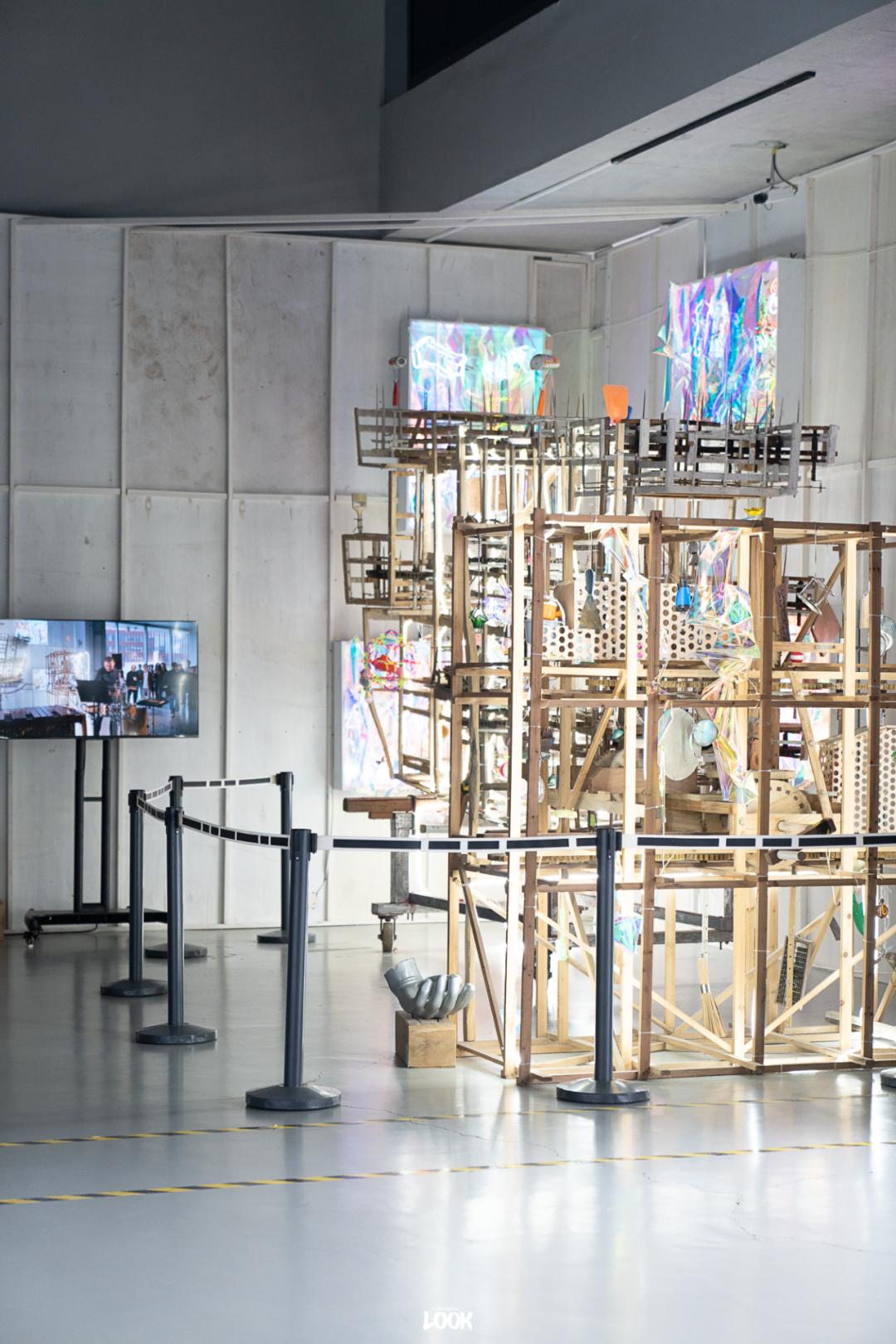 最近,当代艺术博物馆推出了中国艺术家胡项城近年来最大型的个人展览