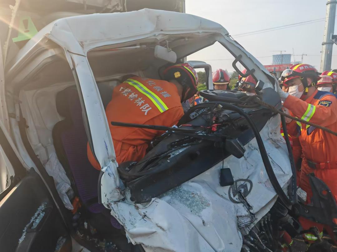 救援人员联合交警部门迅速行动,对现场进行封锁警戒,疏导周边车辆和