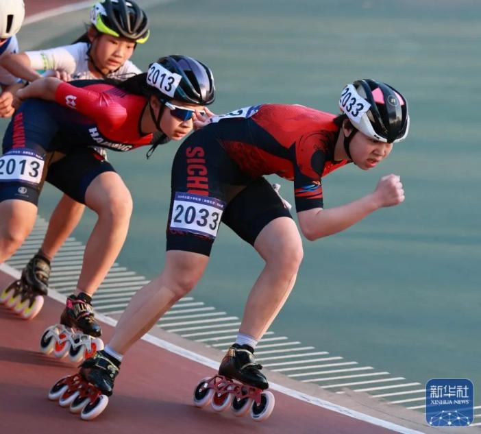 海宁速度轮滑一队选手王璐瑶(右一)在女子甲组10000米淘汰赛比赛中