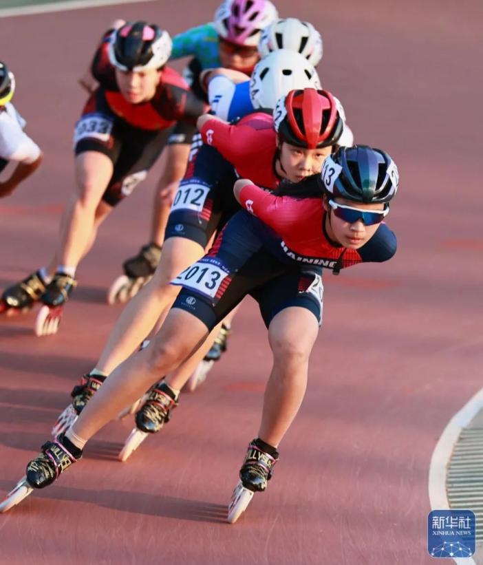 海宁速度轮滑一队选手王璐瑶(右)在女子甲组10000米淘汰赛比赛中.