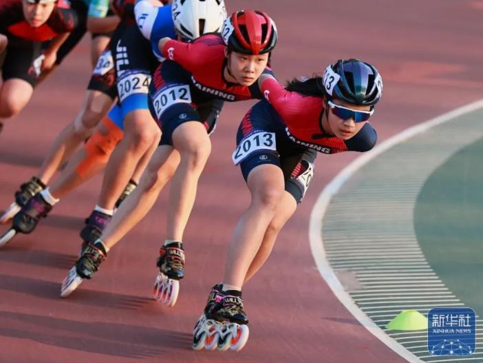 海宁速度轮滑一队选手李思涵(右一)在女子甲组10000米淘汰赛比赛中