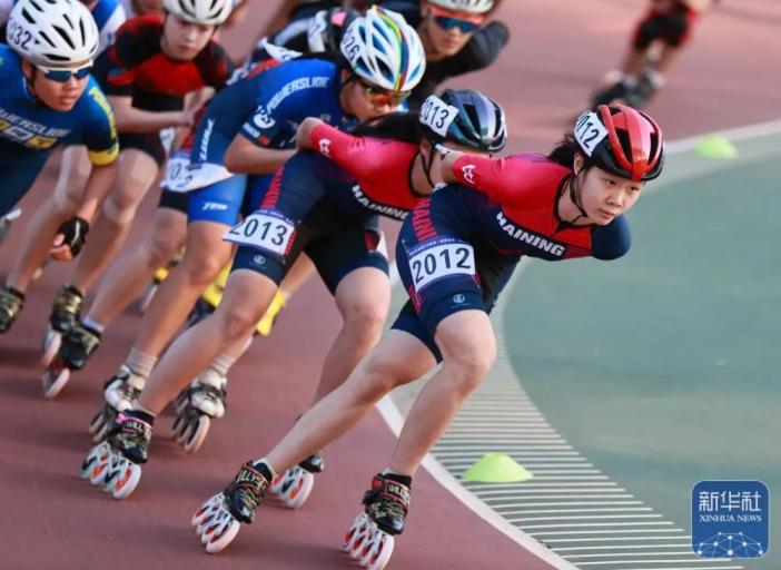 海宁速度轮滑一队选手李思涵(右一)在女子甲组10000米淘汰赛比赛中