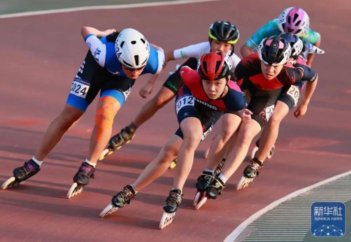 海宁速度轮滑一队选手王璐瑶(左二)在女子甲组10000米淘汰赛比赛中