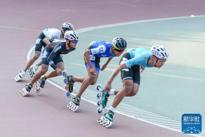 惠州市速度轮滑队选手陈博(右三)在男子甲组10000米淘汰赛比赛中.