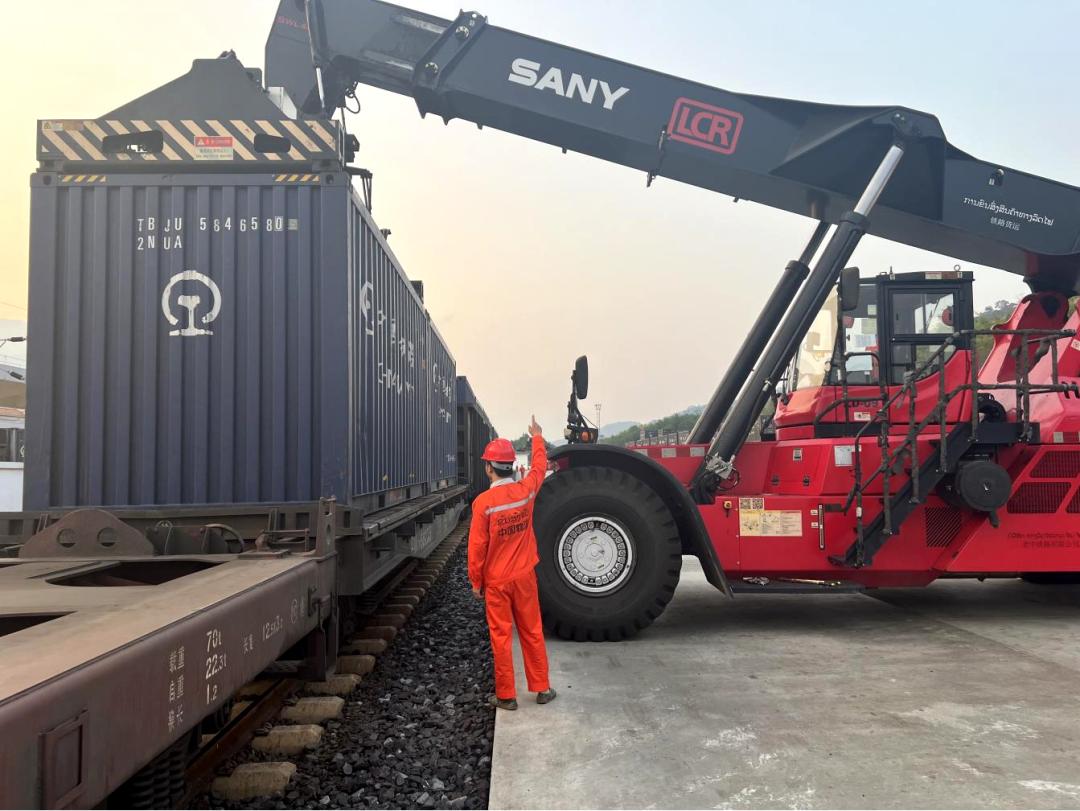 该项目将为中老铁路沿线的货运站提供完善集装箱装卸,重件零散混装