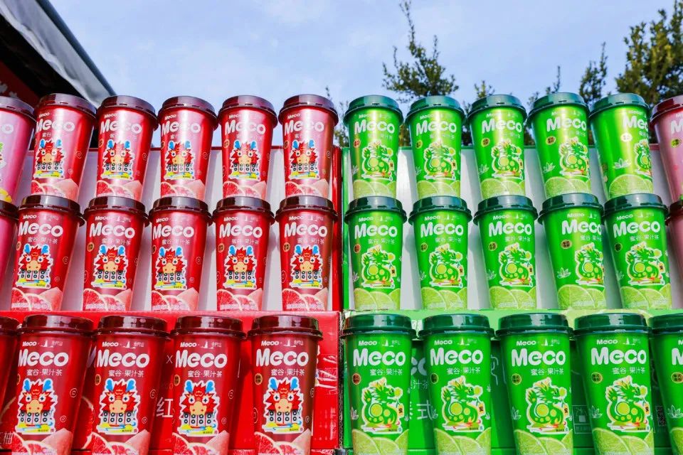 近日,有网友晒出香飘飘旗下meco果汁茶在日本商店销售的产品上印有