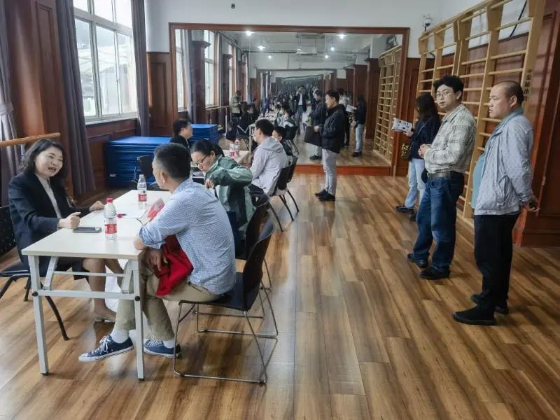 "站 校"联动·教育咨询公益活动把服务送到"家门口"