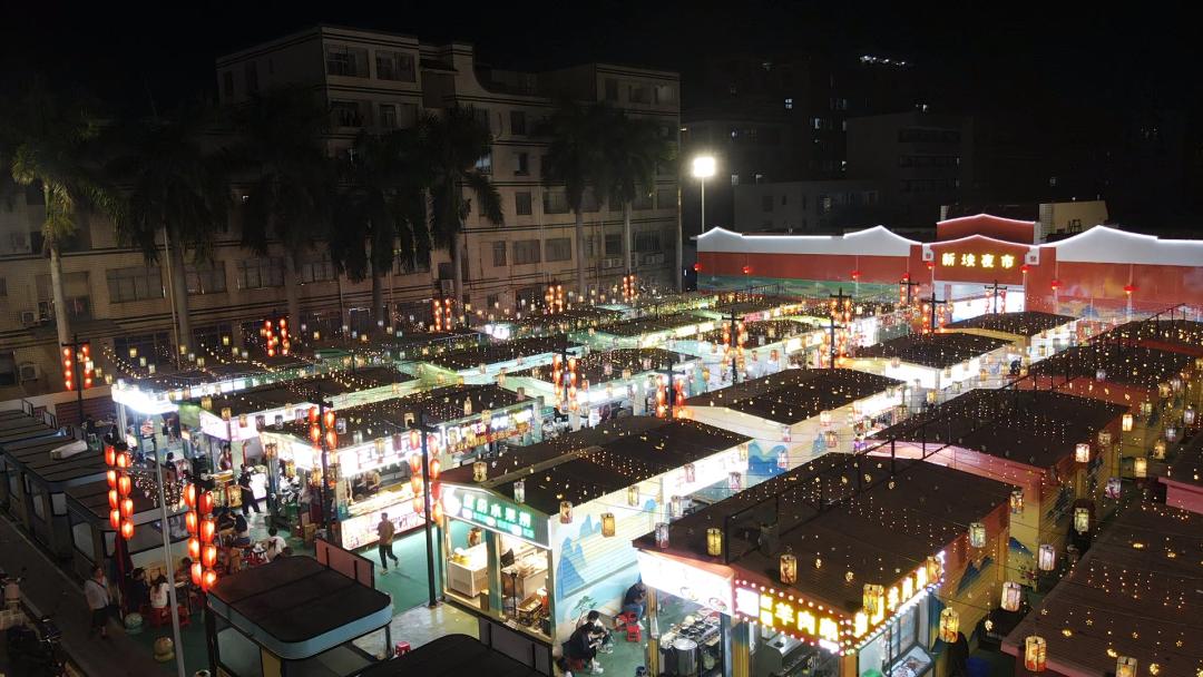 占地面积约2187㎡,设置近百个摊位,打造"国风版"夜市