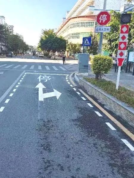 平面交叉道路标志图片