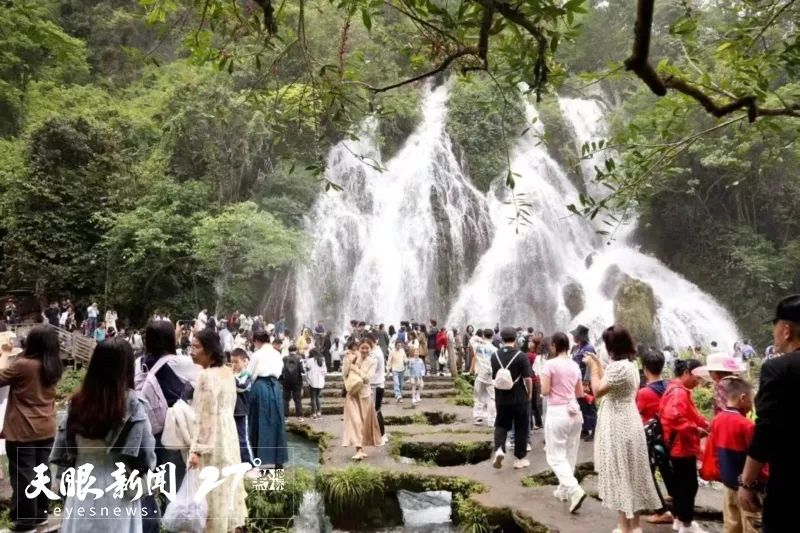 贵州日报对黄果树旅游消费量质齐升进行报道