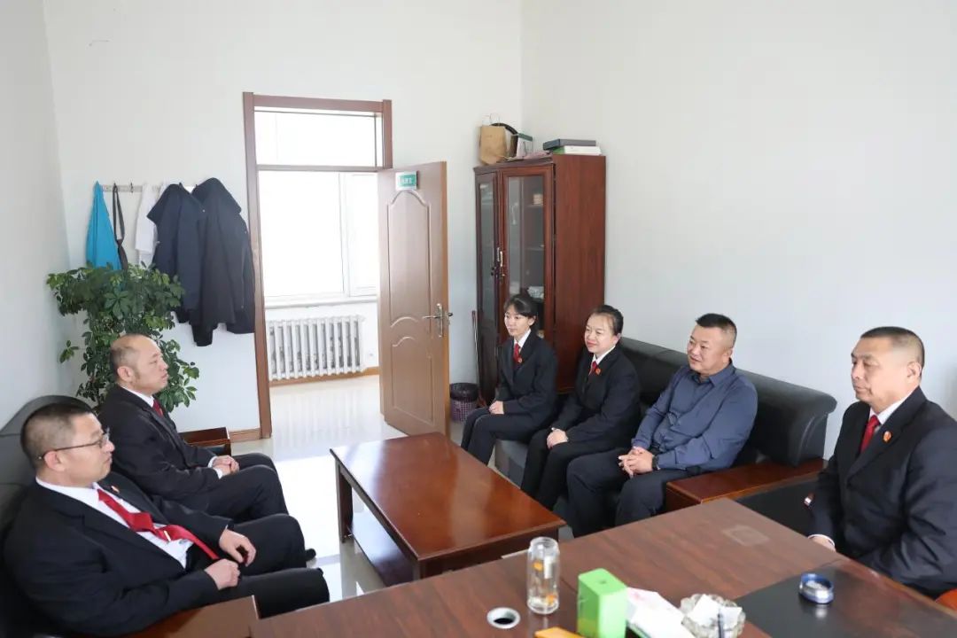 送法进企业5月5日,王惠臣一行来到嫩北农场第一社区,通过解读《民法典