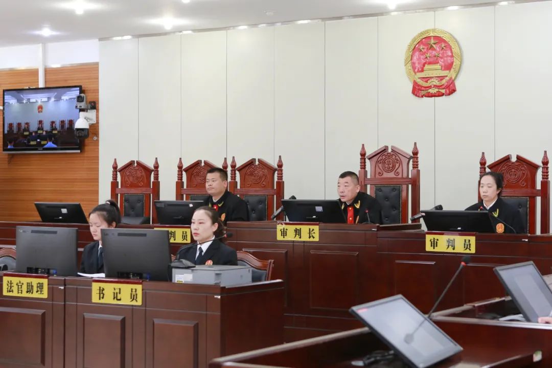 吴忠市中级人民法院公开开庭审理被告人朱洪军受贿一案