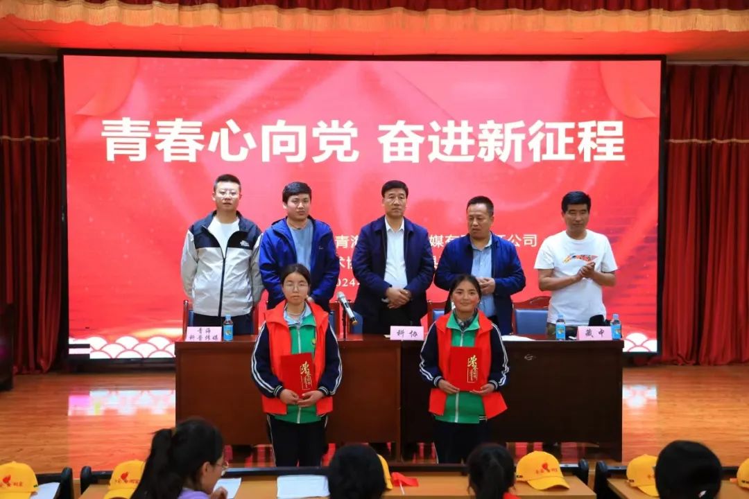活动期间,青海藏文科技报社和循化县科学技术协会的老师分别进行了