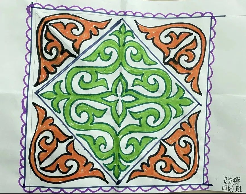 建衡《盘羊头骨》 三年级(2)班 纳扎尔剑《哈萨克花毡》大四班 迪娜尔