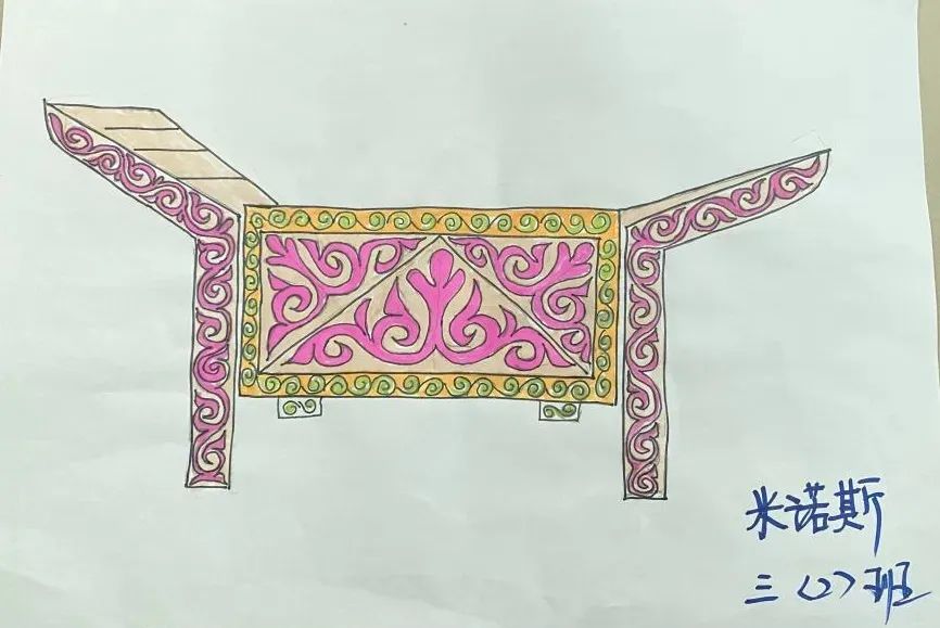 建衡《盘羊头骨》 三年级(2)班 纳扎尔剑《哈萨克花毡》大四班 迪娜尔