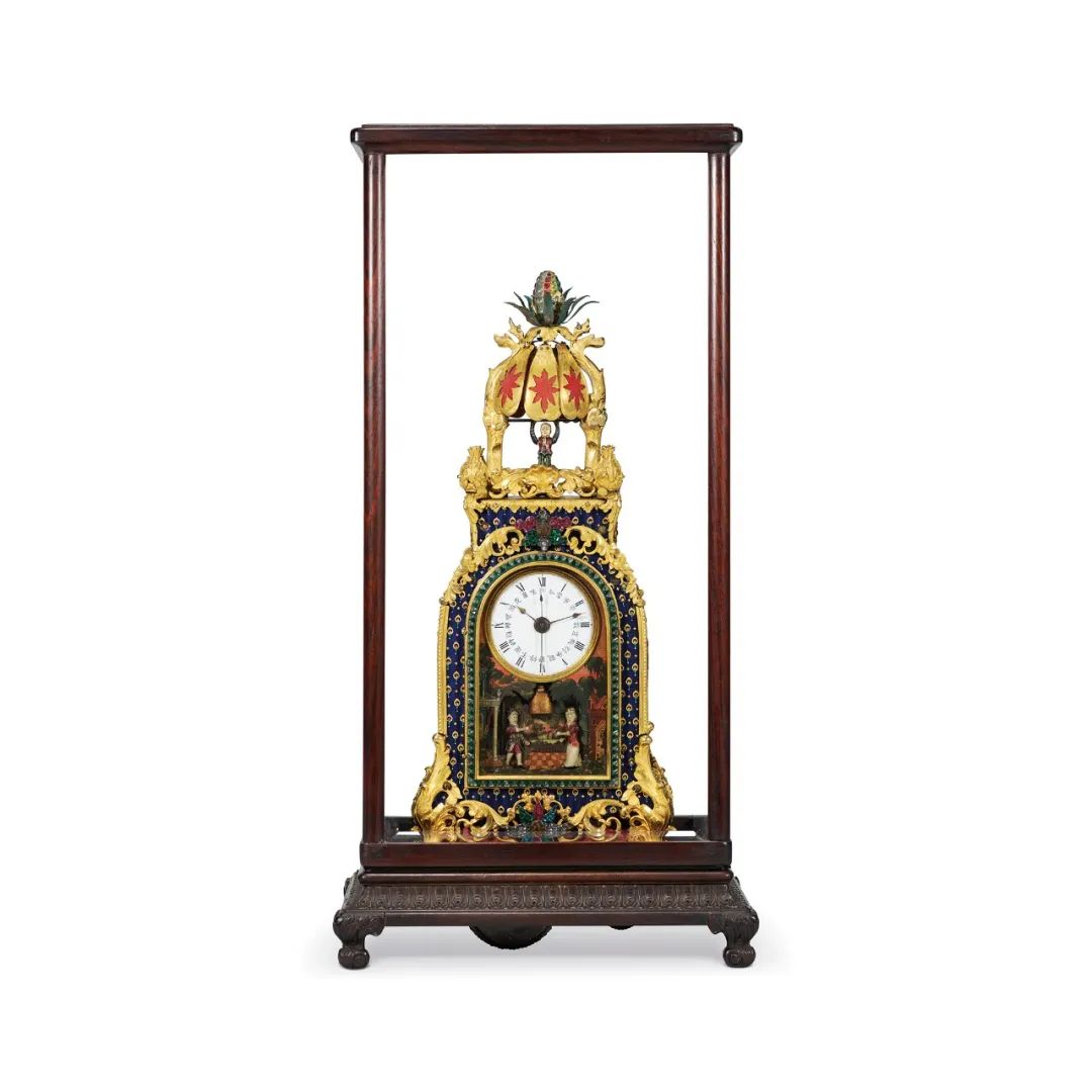 鎏金御题诗翻伞游戏人物钟"是一件融合了中西文化精髓的钟表艺术珍品