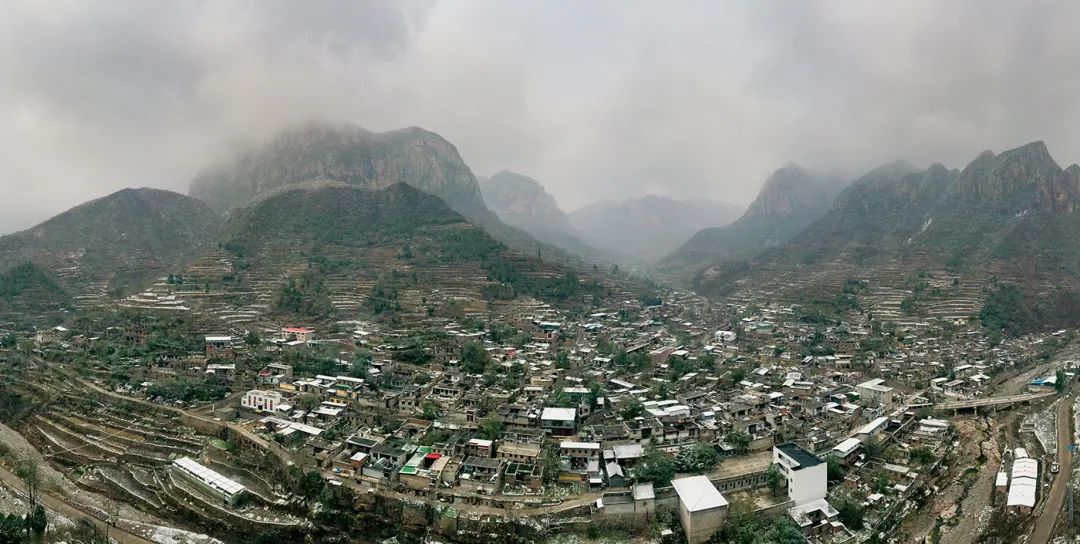 群山环绕,山峦叠嶂,峡谷碧绿,泉水叮咚……磁县南王庄村位于太行山
