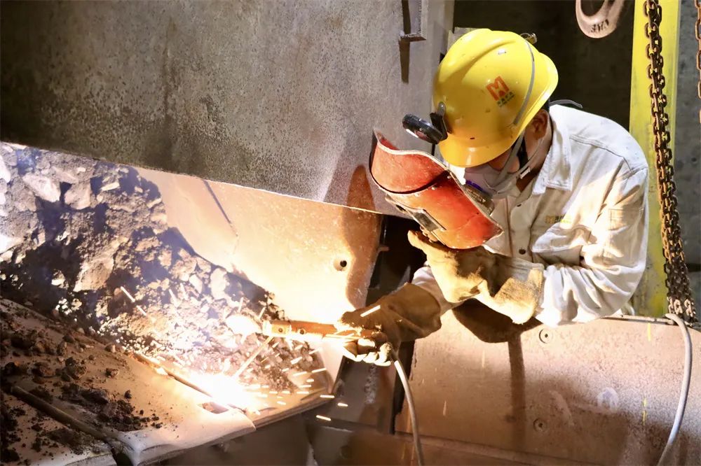 【先进典型】海南矿业股份有限公司李勇被授予"全国五一劳动奖章"荣誉