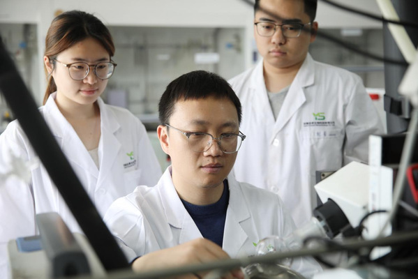 李漫波:足履实地钻科研 提灯引路育英才