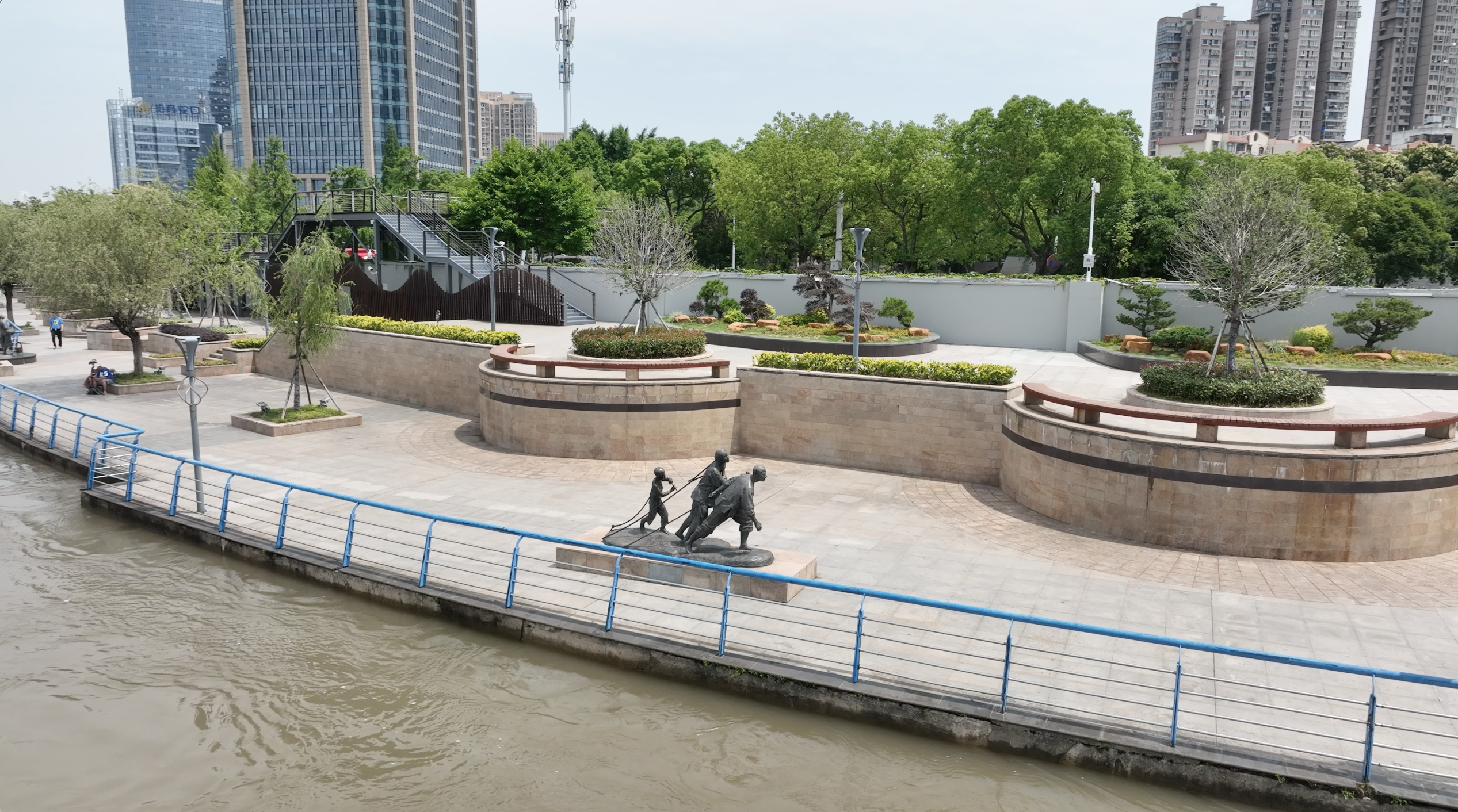 陈轶敏/摄入汛以来,长江水位持续上涨,水位距离芜湖滨江公园亲水平台