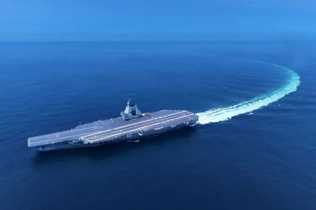 福建舰航母完成首次海试