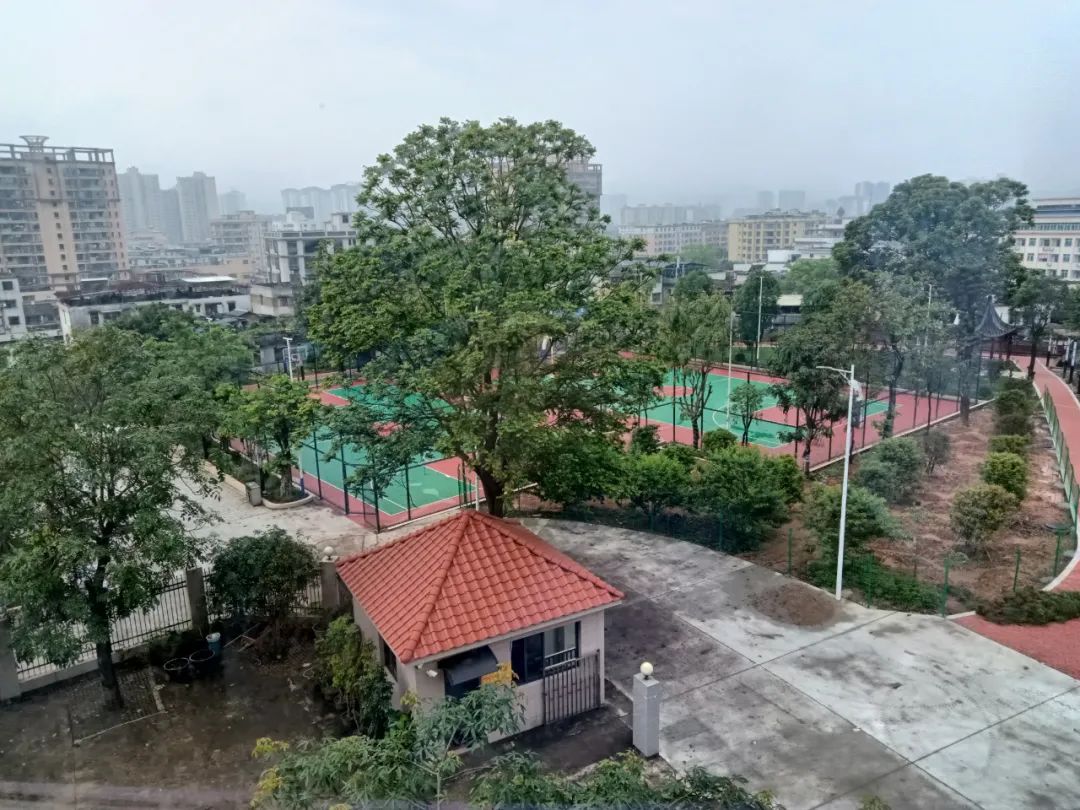福建舰航母完成首次海试
