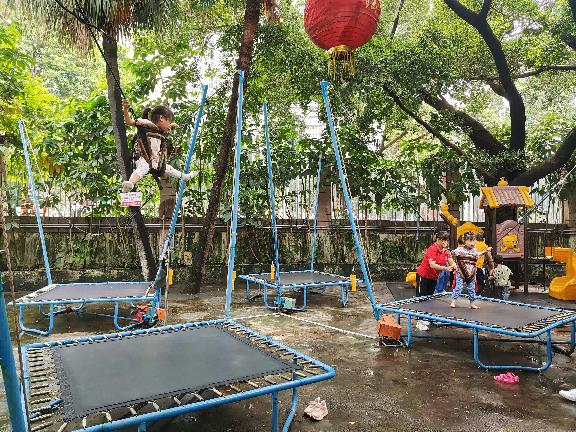了大量的儿童来游玩,也让家长们找到了一个放松和陪伴孩子的理想场所
